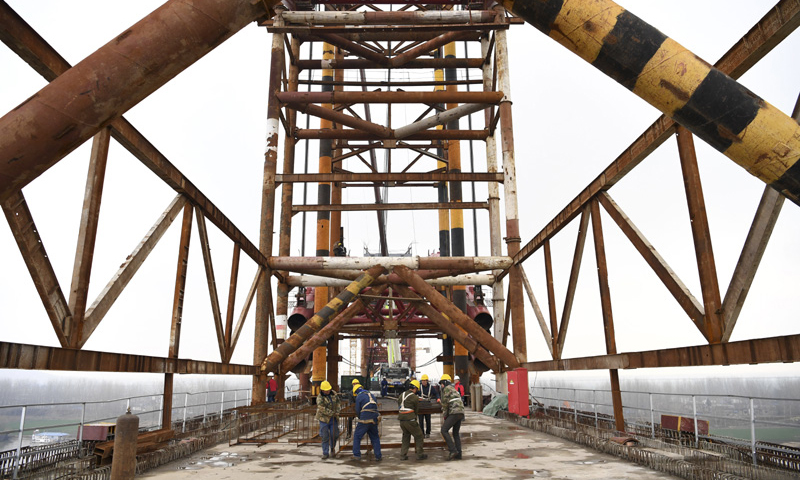 图为2月27日，施工人员为商合杭铁路跨淮河特大桥钢管拱提升合龙做施工准备。（新华社记者 刘军喜 摄）
