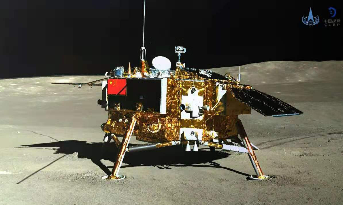 3月1日7点52分，嫦娥四号着陆器自主唤醒，中继前返向链路建立正常，平台工况正常，目前正在进行状态设置，按计划开始第三月昼后续工作。此前，玉兔二号月球车已于2月28日自主唤醒，目前行走正常。