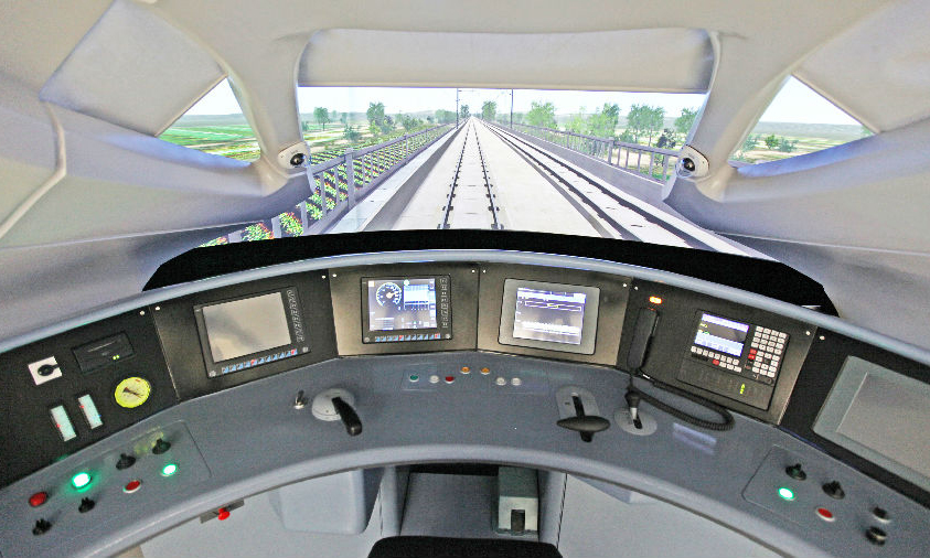 近年来，中国铁路通信信号集团有限公司（中国通号）逐渐形成了高速铁路、地铁列车运行控制、货运铁路综合自动化系统为代表的八大核心技术，成为我国轨道交通核心技术自主创新的宝贵财富。全球首套时速350公里高铁自动驾驶系统（CTCS-3+ATO）由中国通号研发，实现时速350公里高铁自动发车、自动停车、自动运行、超速防护和车门站台门联动控制，助力智能京沈、智能京张高铁建设。图为使用该系统的高铁驾驶室效果图。