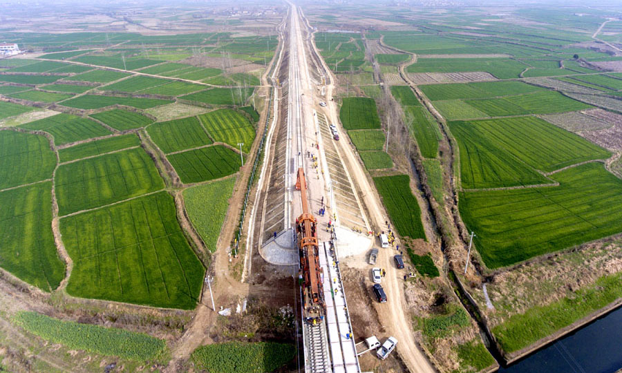 图为无人机拍摄的蒙华铁路蛮河特大桥铺轨作业现场。