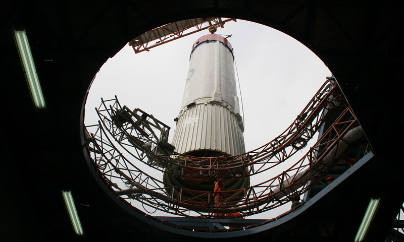 2007年10月24日 ，长征三号甲运载火箭发射嫦娥一号卫星，开启了中国的探月之旅。图为实验人员正在工作。