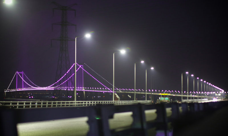 夜幕下，虎门二桥项目两座超千米级大桥，横跨珠江大沙水道和坭州水道，在3000多盏桥面和景观照明灯的映射下，流光溢彩、五彩缤纷，宛如一条熠熠闪亮的巨龙。图为虎门二桥项目夜景。