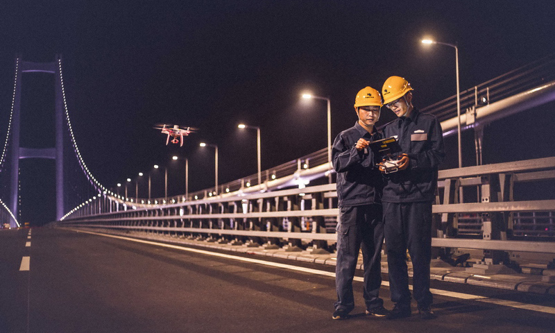 在大桥电力供应保障工作中，5G无人机智能巡检应用精彩亮相，这在全国尚属首次。图为虎门二桥项目调试亮灯现场。