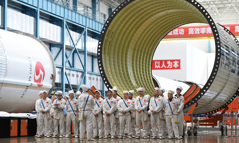 按计划长征五号遥三火箭将于2019年7月中下旬发射，完成长征五号运载火箭的复飞。图为工作人员在天津新一代运载火箭产业化基地长征五号总装测试车间总结工作经验。