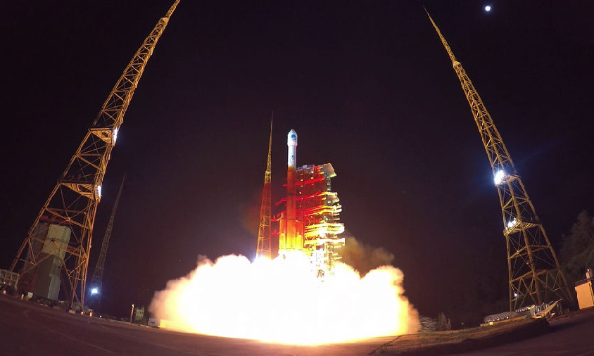 5月17日23点48分，长征三号丙运载火箭在西昌卫星发射中心成功发射我国北斗卫星导航系统第45颗卫星（北斗二号GEO-8卫星）。图为发射现场。