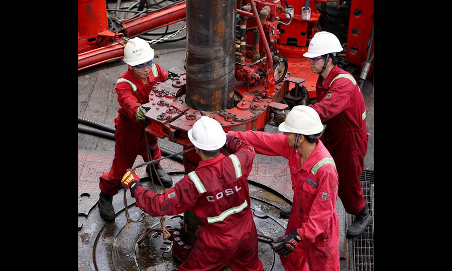 5月24日，“南海二号”钻井班组在进行下套管作业。 （新华社记者 王毓国 摄）