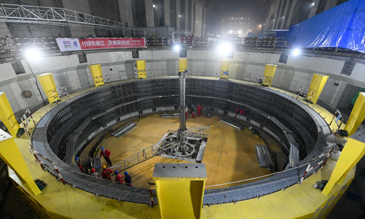 图为5月30日，乌东德水电站左岸地下电站主厂房内的6号机组正在建设中。（新华社记者 陈晔华 摄）