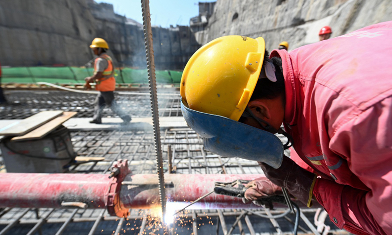 图为5月31日，工人在乌东德水电站的二道坝工地施工。（新华社记者 陈晔华 摄）