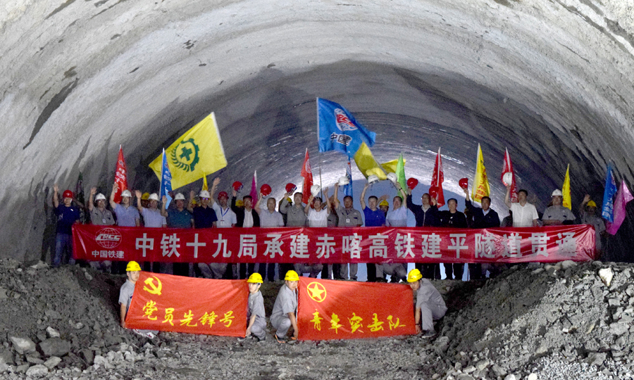 新建的赤喀高铁为赤峰至喀左的京沈高铁连接线，是沟通蒙辽地区的重要通道。中国铁建所属中铁十九局承建的赤喀高铁建平隧道全长11.34公里，施工难风险高，四级、五级围岩占比80%，且地处严寒地区，每年有效施工时间仅8个月。图为赤喀高铁万米隧道建平隧道贯通现场。（张振宇 摄）