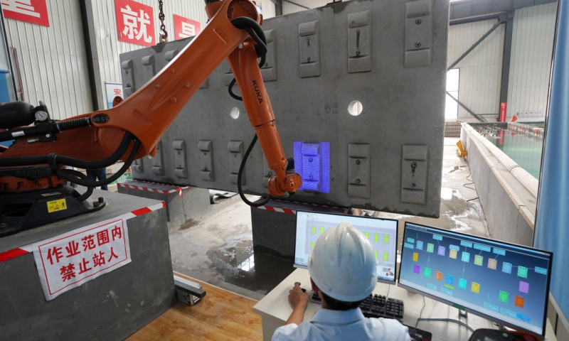 图为6月17日，一名技术人员通过轨道板自动化检测系统对高铁CRTSⅢ型轨道板进行检测。（新华社记者 鞠焕宗 摄）