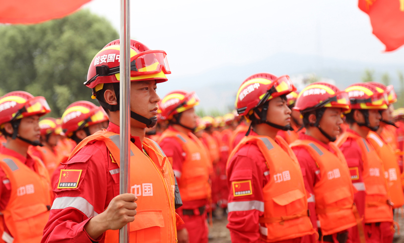 演练旨在进一步磨合组织指挥、协调联动工作机制，检验并提升中国安能等专业队伍应对长江流域特大洪水应急抢险能力，全面做好防大汛、抗大洪、抢大险各项准备。此次演练以1998年长江洪水为背景，模拟长江水位持续上涨，应急管理部启动Ⅲ级响应，协调指挥中国安能工程抢险救援专业队伍开展险情处置。图为军姿挺拔的抢险队员。