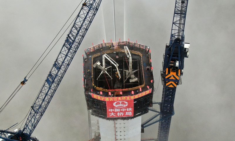 图为6月26日，无人机拍摄的沪通长江大桥南主塔封顶施工现场。（新华社记者 许丛军 摄）
