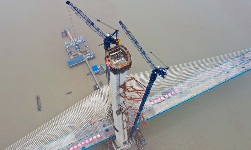 图为6月27日，无人机拍摄的沪通长江大桥南主塔。（新华社记者 丁晓春 摄）