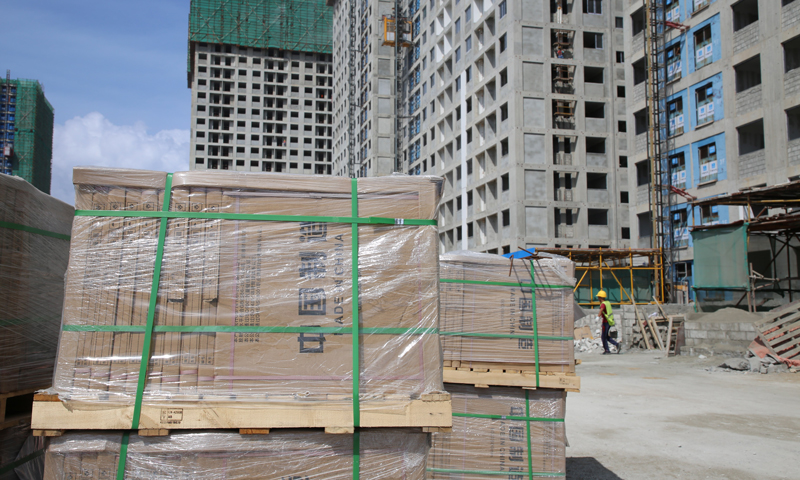 公益住房项目是中马两国在“一带一路”建设中的重要合作项目。马尔代夫首都马累面积仅约1.5平方公里，居住人口却超过10万。为了缓解马累拥挤的居住环境，中马近年来展开合作，在与马累隔海相望的胡鲁马累岛上建设公益住房。图为外包装印有“中国制造”的瓷砖在马尔代夫胡鲁马累岛的公益住房项目施工现场有序摆放。（新华社记者 朱瑞卿 摄）
