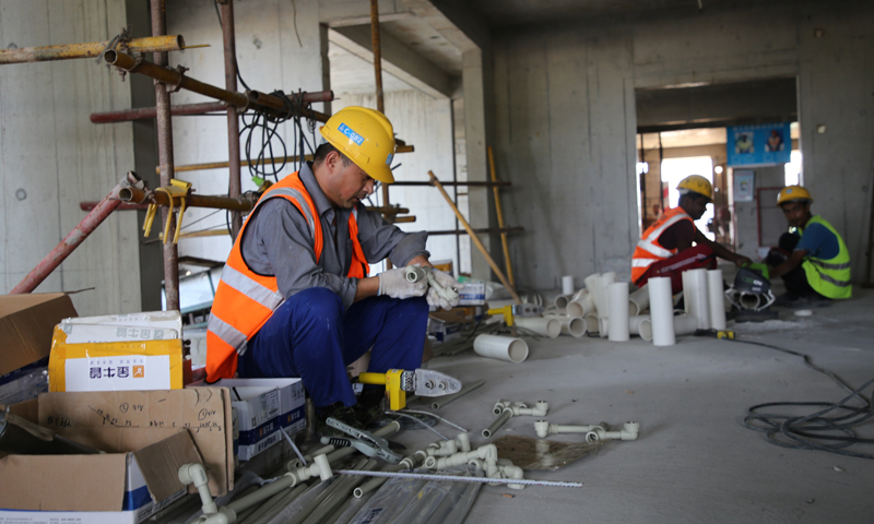 图为工人在马尔代夫胡鲁马累岛的公益住房项目施工现场工作。（新华社记者 朱瑞卿 摄）