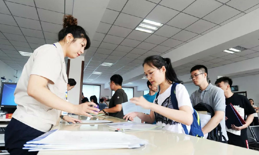 7月10日至12日是鞍钢集团2019年新员工的入职报到日。鞍钢集团首次组织鞍山、攀钢两地新员工统一入职，新员工在人力资源共享服务大厅“足不出户”，就能完成所有手续办理。针对外地住宿新员工，人力资源服务中心已提前将床上用品安放到位，新员工可以实现“拎包入住”。图为鞍钢集团新员工办理入职手续。