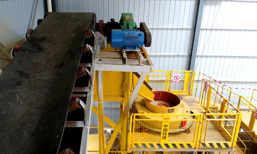 据了解，渣土环保处理系统1天可处理2000立方米盾构渣土，是目前广州地铁施工领域首次应用的盾构渣土循环处理系统。图为盾构渣土环保处理系统砂石皮带传送机。（杨盼龙 摄）