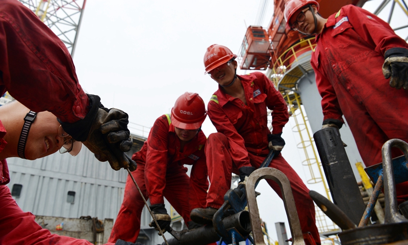 图为7月8日，中国海油“海洋石油932”钻井平台正在作业。