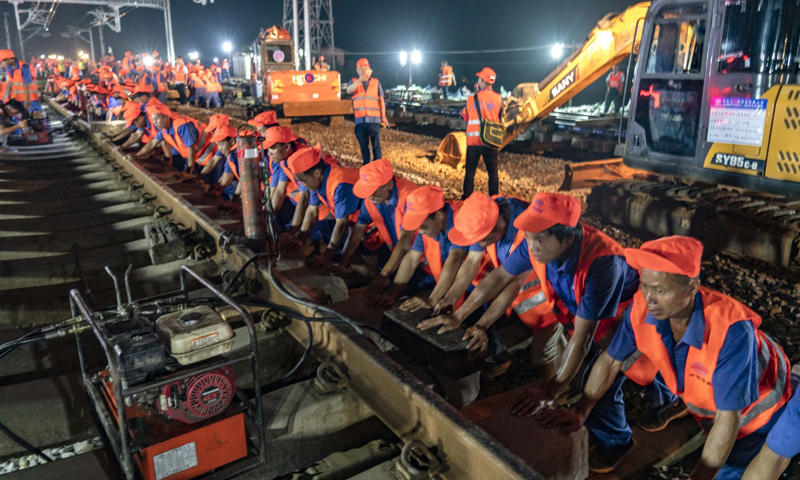 7月19日7时许，经过中铁十一局及相关参建单位1000多名建设者连续8小时奋战，昌赣高铁引入南昌铁路枢纽（向莆铁路）下行线施工顺利完成，昌赣高铁正式接入“八纵八横”国家高铁网络。图为7月18日夜，中铁十一局三公司职工在移走钢轨，以便进行昌赣高铁引入向莆铁路施工。（新华社记者 杜华举 摄）