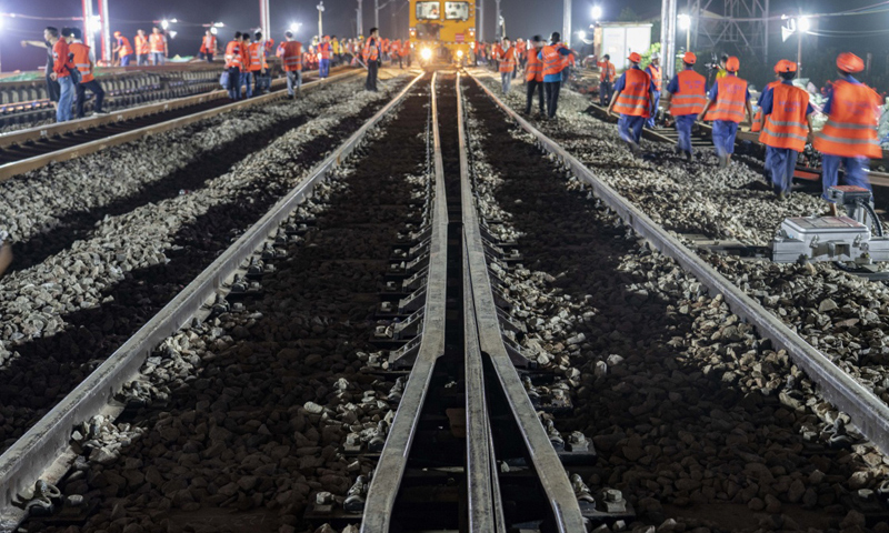 图为7月19日凌晨，中铁十一局三公司大型捣固车对新铺设的道岔进行大机养护。（新华社记者 杜华举 摄）