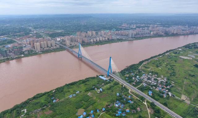 图为7月23日，无人机拍摄的南溪仙源长江大桥。（新华社记者 刘坤 摄）