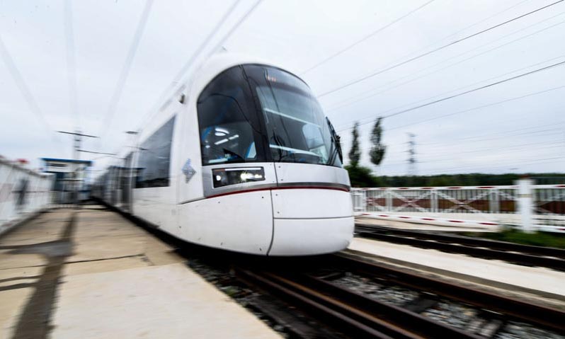 2019年4月16日，中车长客股份公司为以色列特拉维夫红线轻轨项目研制的列车在长春下线，截至目前已进行3个多月的型式试验。后续车辆正在制造，预计2021年全部交付。据介绍，这是我国100%低地板列车首次出口发达国家，该车型也是世界上安全防护等级领先的轻轨列车。图为7月25日，以色列特拉维夫红线轻轨列车在中车长春轨道客车股份有限公司进行型式试验。（新华社记者 王昊飞 摄）