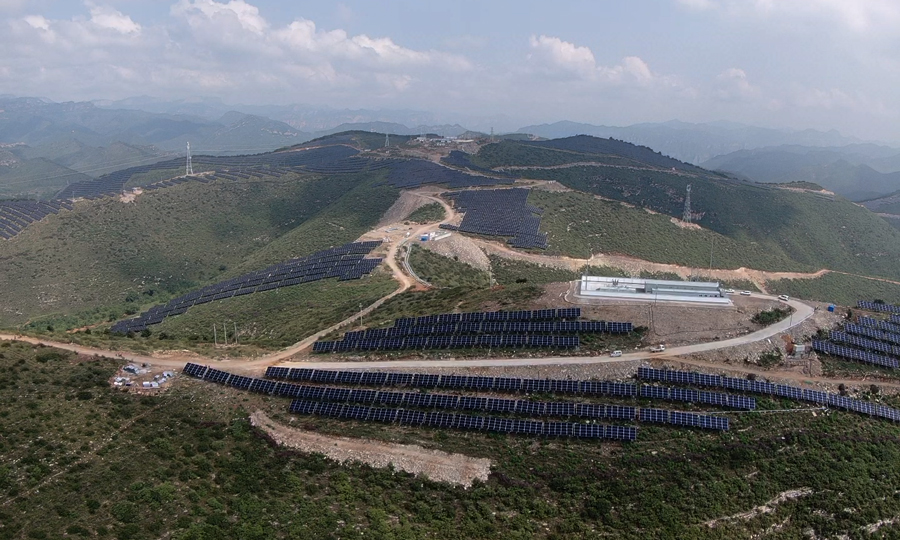 8月2日，在盛夏炽烈的阳光照耀下，中国能建所属北方建投山西电建参建的山西长治光伏发电技术领跑基地黎城片区9号地块上，一片片蓝色的光伏板绵延伸展，顺着“天下之脊”太行山的山势连绵起伏，铺展成蓝色的海洋，与茂密的绿色林区交相辉映，成为三晋大地上的“太行蓝海”。图为8月2日，无人机航拍的山西长治光伏发电技术领跑基地。