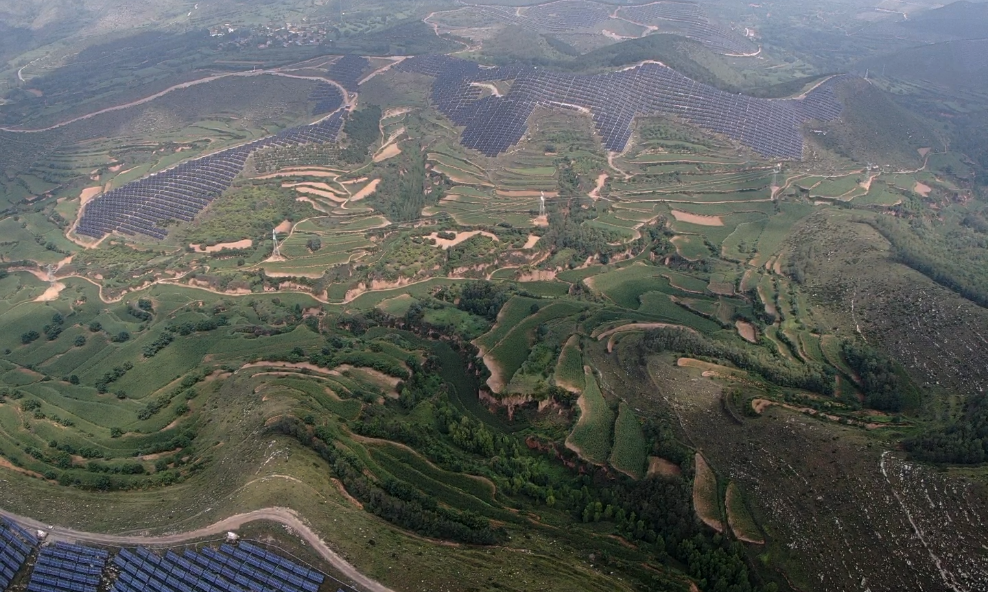 图为8月2日，无人机航拍的山西长治光伏发电技术领跑基地。