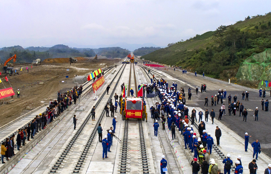 9月3日，随着中国铁建所属中铁十一局三公司建设者将最后一对500米长钢轨顺利铺到成贵高铁应山岩隧道接轨点，标志着成贵高铁云贵段圆满完成全线铺轨任务，为年底开通运营奠定了坚实基础。图为成贵高铁云贵段完成全线铺轨。