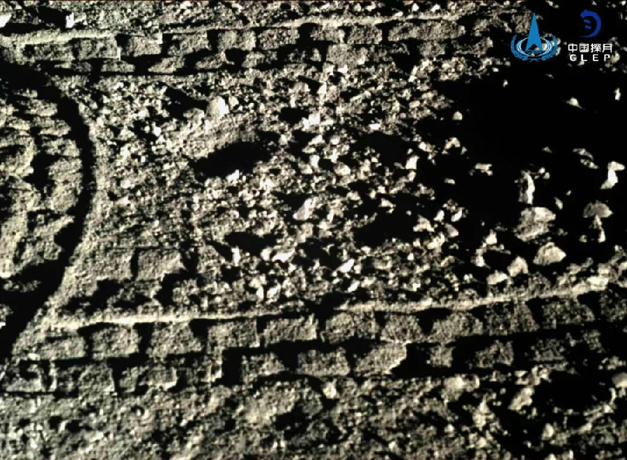 嫦娥四号着陆器和“玉兔二号”月球车安全度过长达14天的月夜极低温环境，分别于9月23日20时26分和22日20时30分受光照成功自主“唤醒”，进入第十个月昼工作期。第九月昼期间，“玉兔二号”在月球背面的撞击坑中发现了不明胶状物质，月球车操作人员周密设计了驾驶方案，对撞击坑的深度和溅射物分布等成功进行了科学探测。图为“玉兔二号”拍摄画面。