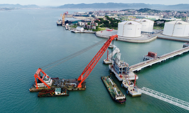 10月2日，中国海油所属福建LNG卸料臂C臂顺利完成了超级检修后的首次卸料，为业内LNG接收站重大型设备的大修积累了宝贵的经验。卸料臂超级大修作业包含现场新旧臂更换、新臂调试和旧臂在车间的全面维修维护两大部分。福建LNG技术团队紧抓吊装时机，使作业无缝对接，比原计划提前了一天完成。其中对卸料臂内臂液压杆存在划痕渗油的缺陷采取国内再喷涂的方案完成了修复，节约备件费用约20万元。图为卸料现场。