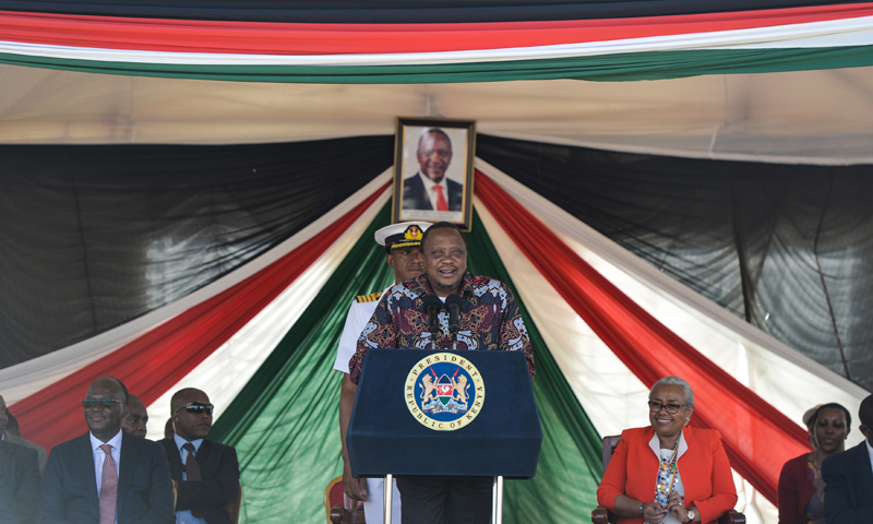 图为10月16日，肯尼亚总统肯雅塔在麦马修火车站出席内罗毕-马拉巴标轨铁路（内马铁路）一期工程通车仪式并讲话。（新华社记者 李琰 摄）