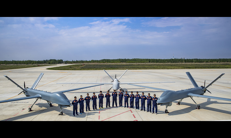 日前，航天科技十一院彩虹无人机航空物探作业团队完成了彩虹4无人机航空物探科研的飞行任务，取得新突破。自2015年成立以来，这支平均年龄27岁的年轻团队累计飞行航程46万公里，有效测线近35万公里。去年，该团队曾利用彩虹3无人机完成了全球首次无人机大规模的航空磁放综合作业项目，并在国内进行全夜航飞行作业，大幅提升飞行作业效率，不断进行技术创新和突破。图为彩虹无人机团队。