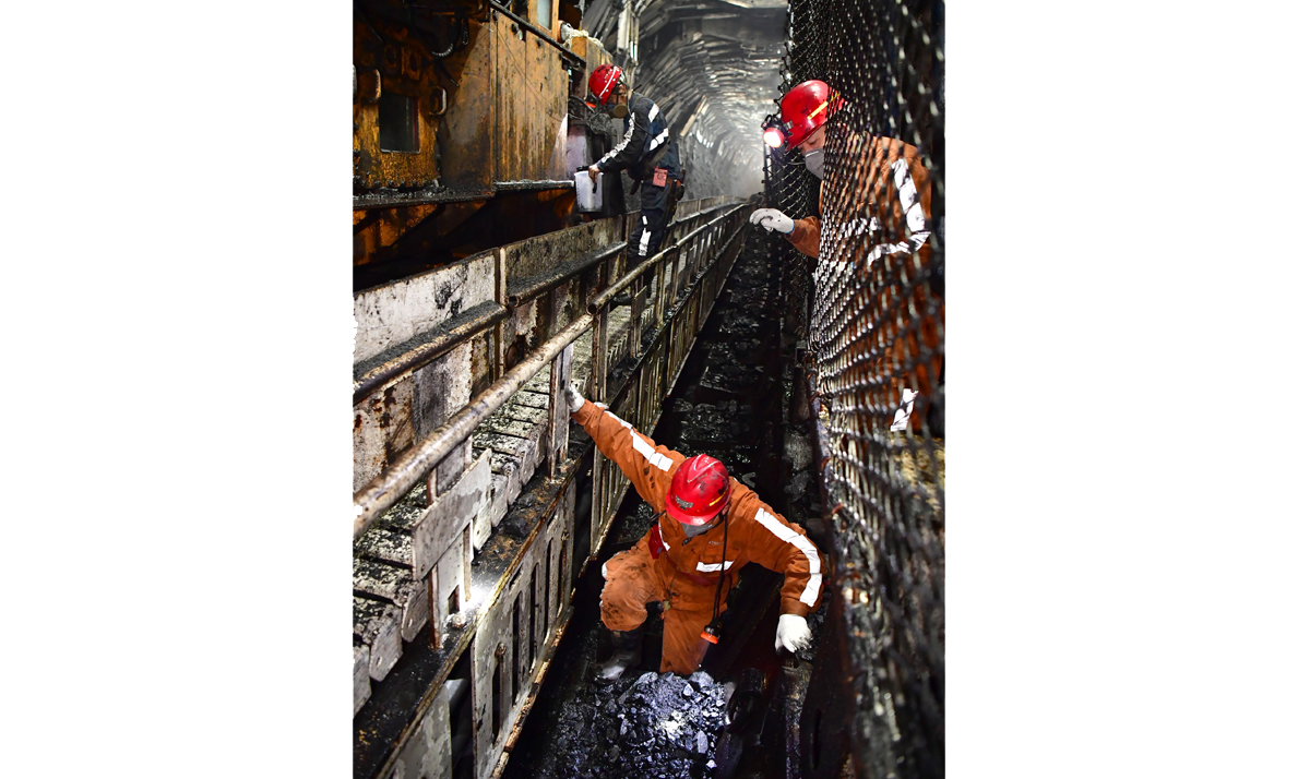 这些“钢铁巨兽”安装在神东煤炭集团上湾煤矿内，主要由世界首台8.8米超大采高智能化采煤机和8.8米超大采高综采装备液压支架组成，设备国产化率达100%。投产后，其煤炭年产量可达1600万吨。图为11月26日，在上湾煤矿12402综采面内，工作人员对采煤机进行检修。（新华社记者 邵瑞 摄）