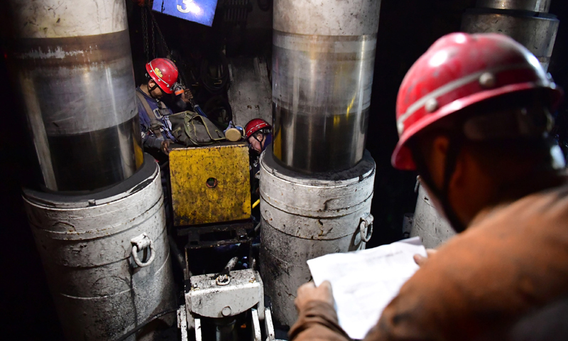 图为11月26日，在上湾煤矿12402综采面内，工作人员对照清单检修液压支架。（新华社记者 邵瑞 摄）