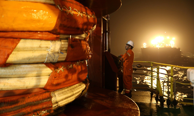 12月1日凌晨，中国海油“海洋石油115”FPSO（浮式生产储卸油装置）完成第421船原油外输作业。为确保提油安全，“海洋石油115”FPSO将提油时间安排在风力较小的晚上。凌晨一点，工作人员准时开始启动油轮解脱、输油软管回收作业。