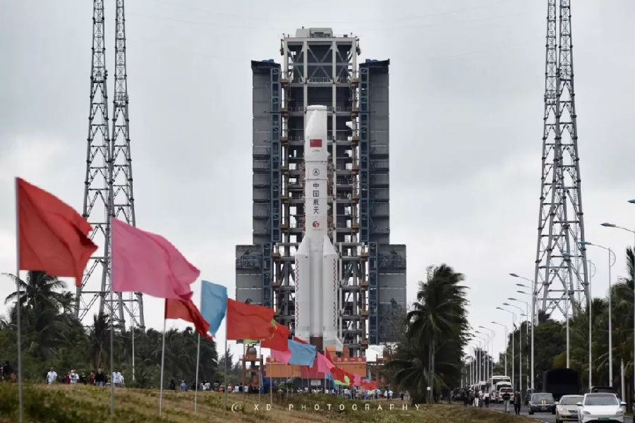图为2019年12月，长五遥三运载火箭完成垂直转运。