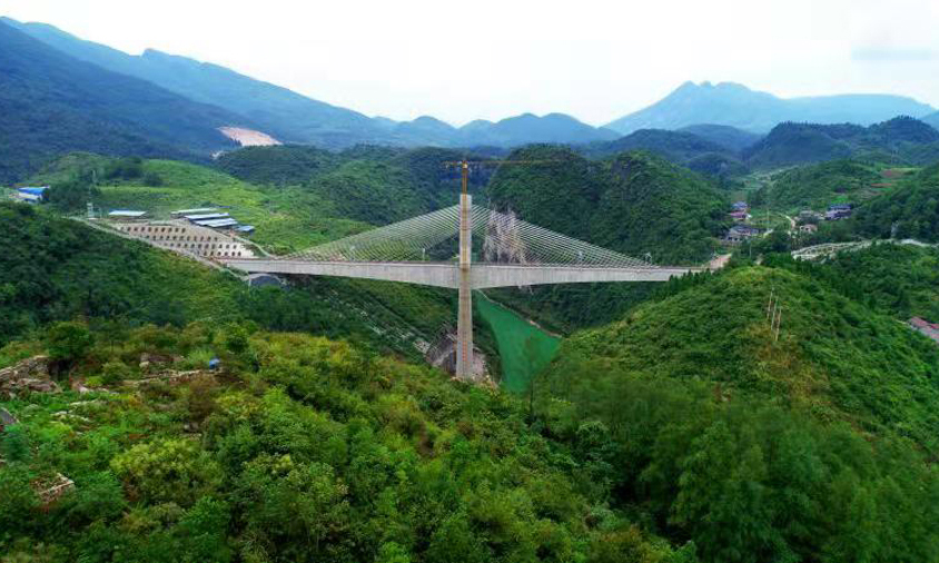 黔张常铁路通车，将填补渝、鄂、湘3省市交界地区铁路网的空白，推动精准扶贫和武陵山区经济发展。图为航拍中铁十一局施工的黔张常铁路长湾澧水大桥。（徐云华 摄）