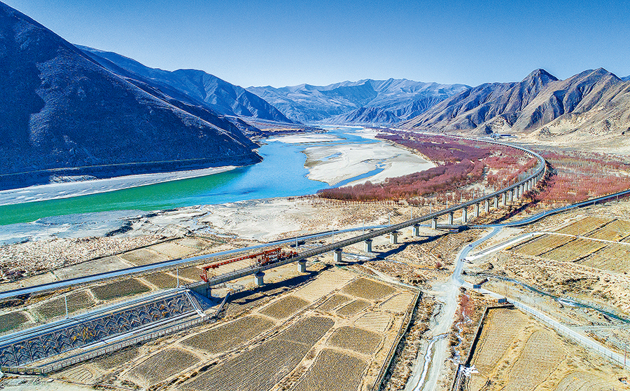 近日，由中国铁建所属中铁十一局承建的拉（萨）林（芝）铁路拜珍特大桥铺架完成，标志着拉林铁路拉萨端架梁施工任务全部完成。拉林铁路全长435.48公里，设有3个铺架口，其中拉萨端铺架口承担了1264孔架梁任务，为全线架梁最多的铺架口。图为正在铺架中的拜珍特大桥。（丁庆滨 摄）