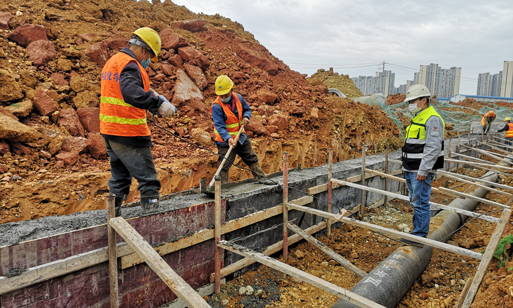 天府新区安置房周边道路项目部多措并举，着力提升项目复工“免疫力”，设置了2个体温监测点，准备了1辆防疫专用车，建立了1间临时隔离房，储备了满足复工人员1个月所需的防疫物资，开展了1次防疫知识培训等，为项目全面复工创造了有利条件。截至2月28日，项目土方开挖完成57899m³，管道安装工作完成925m，路基整形完成8300㎡，砂砾石基础完成3440m³，级配碎石基础完成5800㎡。图为天府新区安置房周边道路项目正在紧张施工。