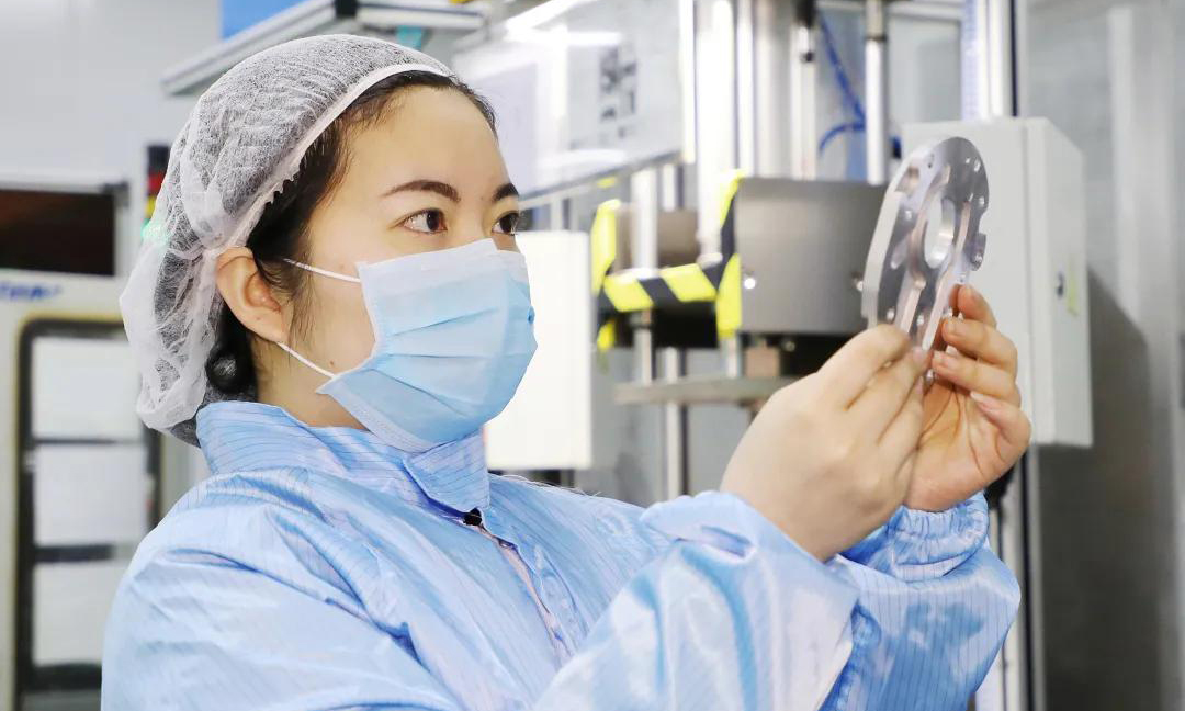 红宇精工传动产业部彭丹丹，全面组织班组生产，主动顶岗，高质量、高标准完成了疫情期间各项产品的生产任务。