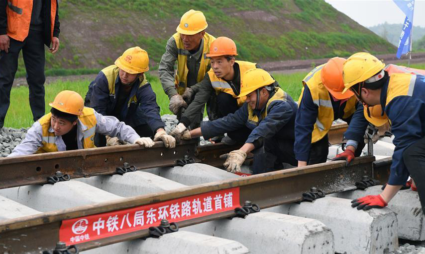 4月2日，在重庆铁路枢纽东环线施工现场，工人在进行铺轨施工作业。（新华社记者 唐奕 摄）