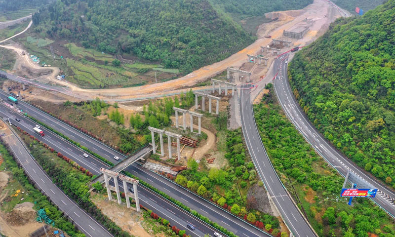 近日，由中铁四局承建的贵州都匀至安顺高速公路实现全面复工复产，施工方在做好疫情防控工作的同时，稳步推进工程进度。图为4月8日拍摄的建设中的都安高速岩坡哨特大桥。（新华社记者 刘续 摄）