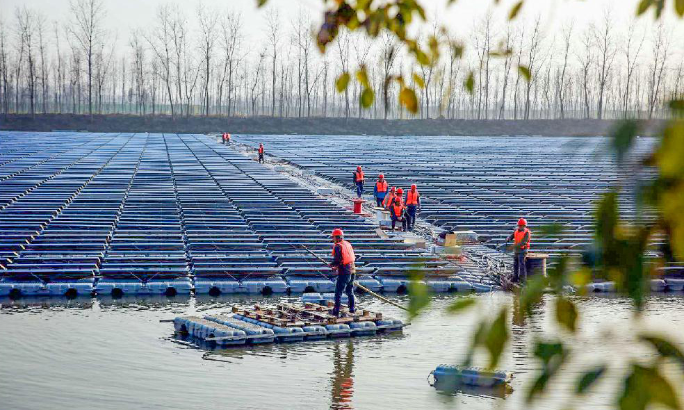 4月，湖南益阳，由中国能建浙江火电、华东院联合EPC总承包建设的华银益阳北港长河渔光互补光伏电站施工现场，一片盎然的春意。