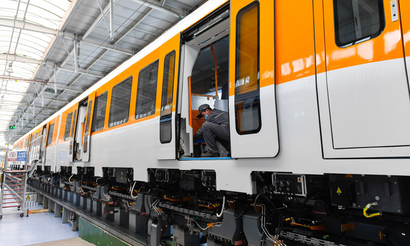 图为4月29日，中车长客股份公司职工对新型中低速磁浮列车进行调试整备工作。（新华社记者 许畅 摄）