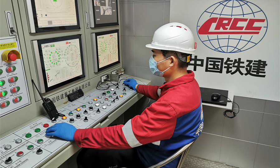 5月5日，在俄罗斯首都莫斯科，盾构机司机在操作室监控油缸压力、刀盘转速和泡沫流量等参数。 新华社发