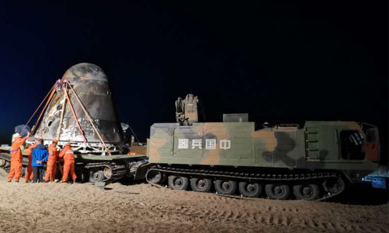 每次演练行驶都超过75公里，在戈壁、沙漠、梭梭林等松软复杂路况上吊运多种模拟飞船，经过数次模拟演练驾驶员突破了自我，与车辆达到“人车合一”，使“蟒式”在戈壁上犹如一只“飞龙”，腾云驾雾穿梭其中，黑夜里依靠自身定位系统，辨识方向，也能像白天一样自由穿行。