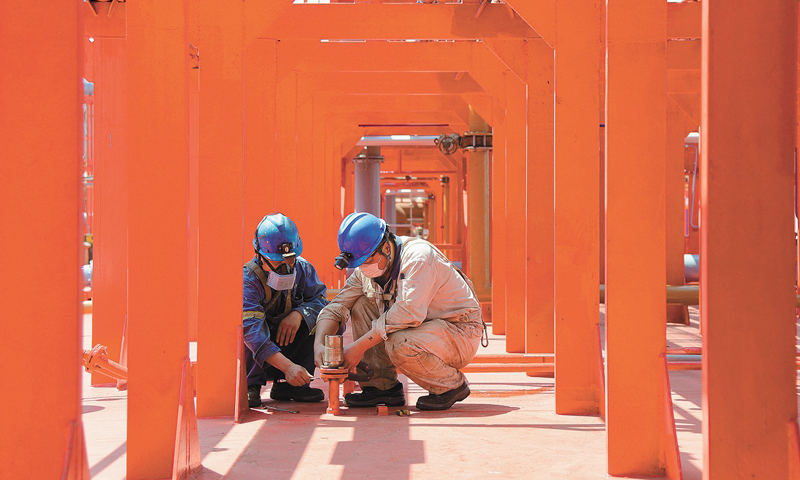 未来陆丰油田群将有更多的新油田接入，石油花“盛开”南海的基业长青不老。图为“海洋石油121”启航前，船厂施工人员调试仪表。