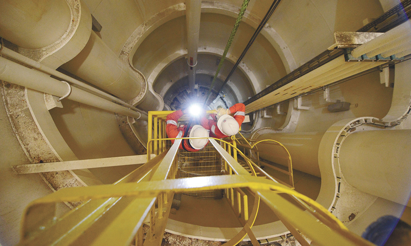 这是中国海油首次把一艘油轮改造为浮式储油轮，用于自营油田。工程既简单而又不简单。不同于海上油田常见的FPSO（浮式生产储卸油装置），“海洋石油121”上没有油气水生产处理装置，主要发挥原油储存和外输功能。相比新建一艘浮式储油轮，改造费用不到三分之一，工期也能缩短一半。图为陆丰油田两名员工深入单点系泊系统内转塔巡检。