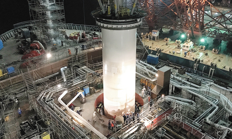 “海洋石油121”具有自航能力，台风来临前可迅速解脱单点系泊系统，自航避台。陆丰油田作业区副总经理杨天笑介绍说：“这同样是基于降本增效的考虑，相比同海域原地抵御台风的‘海洋石油115’‘海洋石油118’等FPSO，可大幅降低单点系泊系统的投资额。”图为1月11日，“海洋石油121”新建单点系泊系统内转塔坐落船体月池。